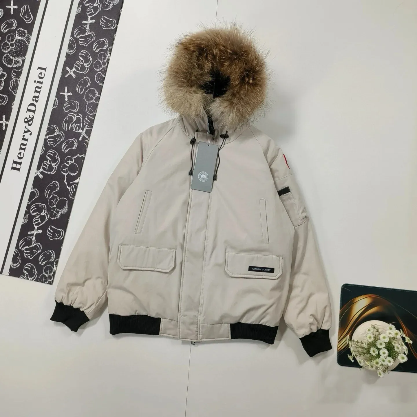 P580 Canada Goose/Canada Goose thickened parka fur collar cotton jacket. The fur collar is removable. The weight of a single piece is up to 4 pounds. It is thick and warm. The quality is bubbling. It is a high-end limited edition model of the British royal family brand in the United Kingdom and Europe. 100% good products are recommended in China.. At least 2w or more. The design with traditional British nobleness. It is a style that men dream of. It is really hard to get a ticket! ! Exported by a trading company...exclusively sold...Although it is a high-end limited edition in Europe...but due to the particularity of the fabric...this kind of fabric...is only available in Taiwan in the world! ! It is patented and developed in Taiwan... It uses bur gabardine functional fabric. The fabric is fully glued to isolate water molecules. It has the stiffness and texture of gabardine cotton. It also has the comfort of full memory functional fabric... breathability and high-end! ! Windproof, waterproof, anti-wrinkle, anti-scratch, breathable and all other powerful functions! ! This is definitely a down jacket that kills all others. The two flap pockets on the front and side. Its streamlined tailoring shows a unique fashion! ! The functional dual-purpose cuffs of the assault model...a design that reaches the pinnacle of aesthetics! ! The inside of the hem bottom has fixed windproof elastic and double adjustment buckles... which not only has functions but also enhances the overall upper body shape! ! Color: black off-white gray Size: S-3XL